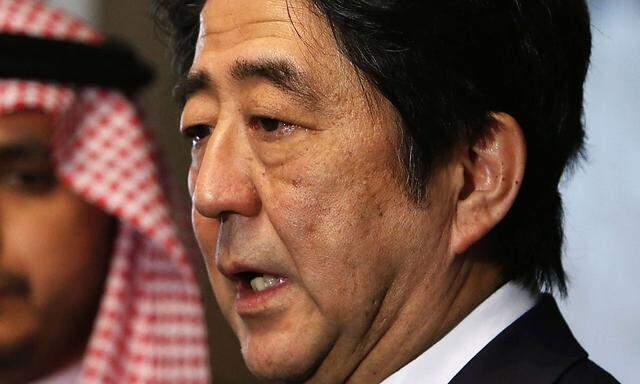 Japans Premierminister Shinzo Abe vor Journalisten in Tokio.