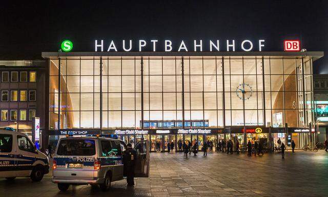 Fahrzeuge der Polizei stehen am 21 Januar 2016 vor dem Hauptbahnhof in K�ln Polizeiwagen vor dem H