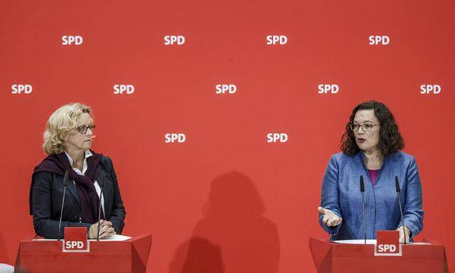 Die Stimmung ist mehr als gedrückt nach der Wahl in Bayern: SPD-Spitzenkandidatin Natascha Kohnen mit SPD-Chefin Andrea Nahles.