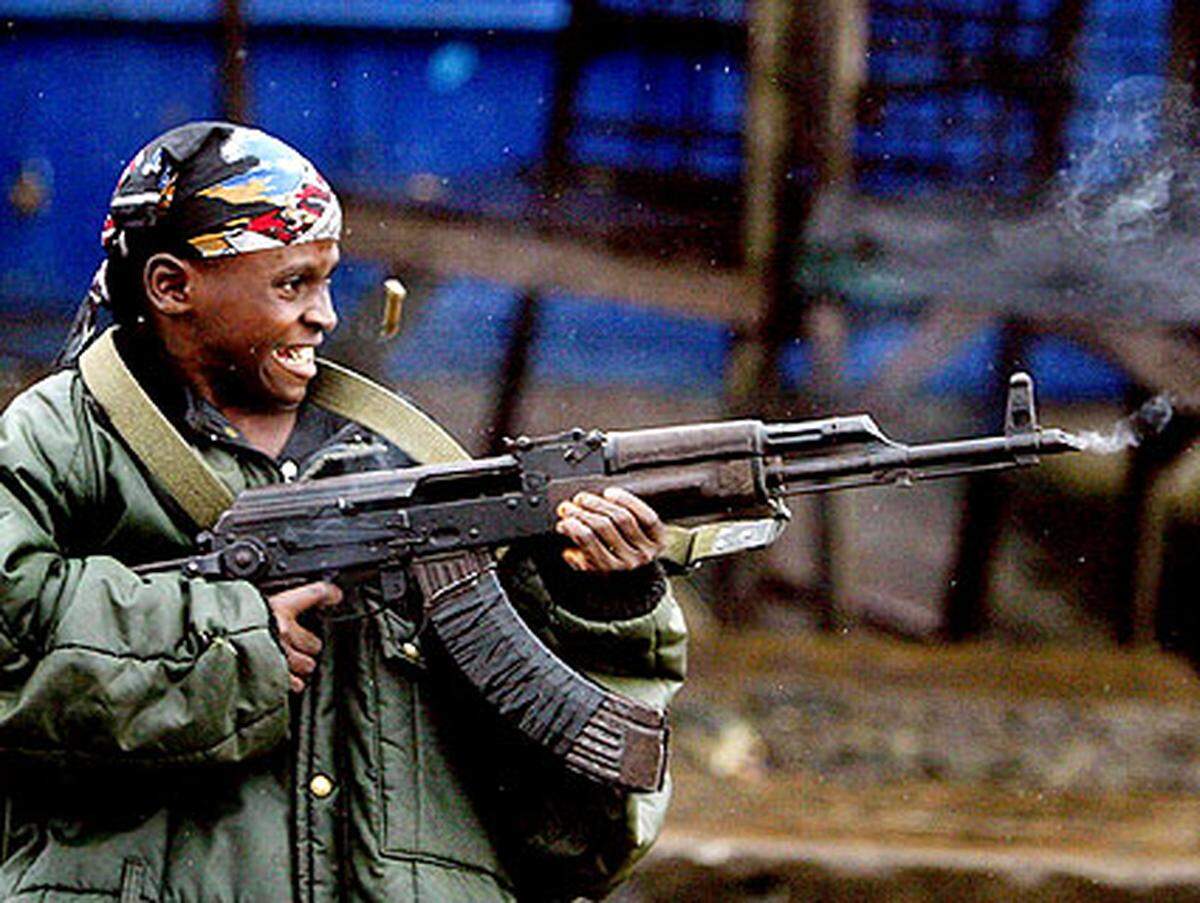 Militärs und Milizenchefs, die Kinder einsetzen, würden zudem kaum zur Verantwortung gezogen. Im Bild: Ein neunjähriger Kämpfer der Regierungstruppen von Liberia, 2003