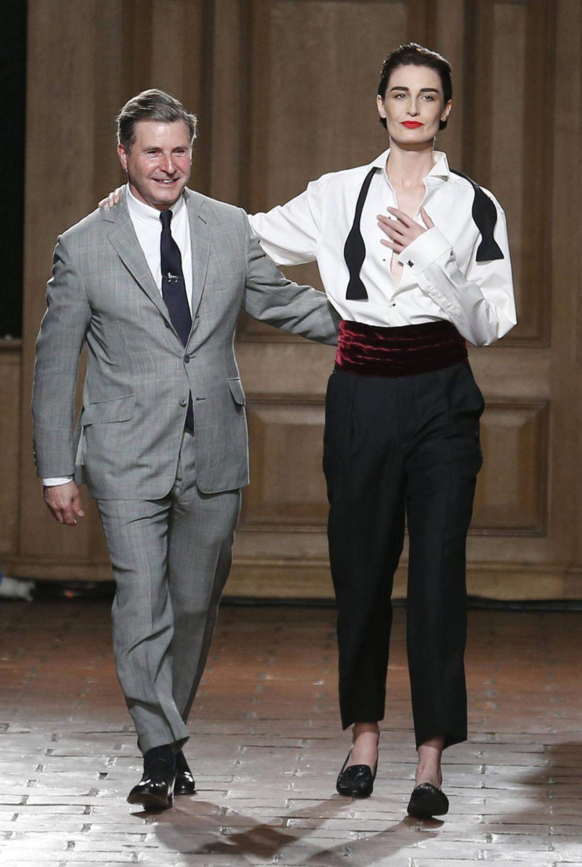 Model Erin O'Connor trat am Ende der Show mit dem Designer auf den Catwalk.