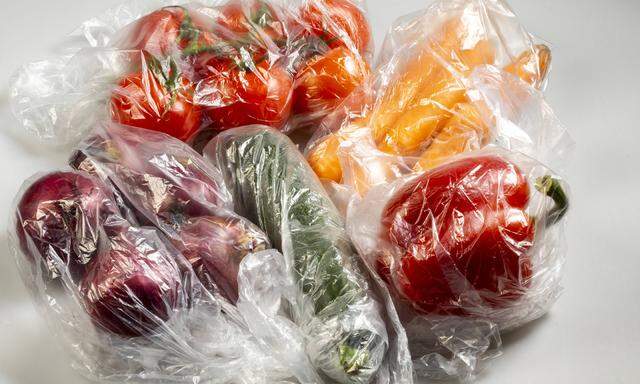 Lebensmittel Verpackungen Einweg Plastikbeutel Gem�se Paprika Tomaten M�hren Zwiebeln aus dem