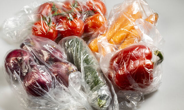 Lebensmittel Verpackungen Einweg Plastikbeutel Gem�se Paprika Tomaten M�hren Zwiebeln aus dem