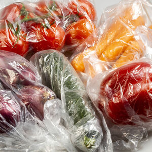 Lebensmittel Verpackungen Einweg Plastikbeutel Gem�se Paprika Tomaten M�hren Zwiebeln aus dem