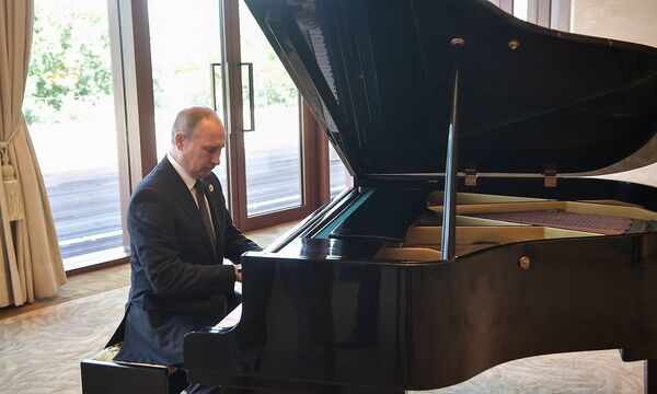 Wladimir Putin setzte sich an einen Flügel in Peking.