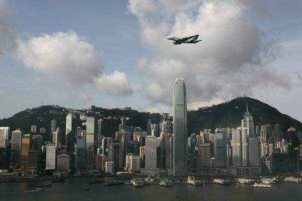 Platz 11: Das "Two International Finance Centre" in Hong Kong wurde 2003 eröffnet und bringt es auf 412 Meter Höhe. Im Bild wird der Wolkenkratzer übrigens von der weltgrößten Passagiermaschine, dem A380, überquert.