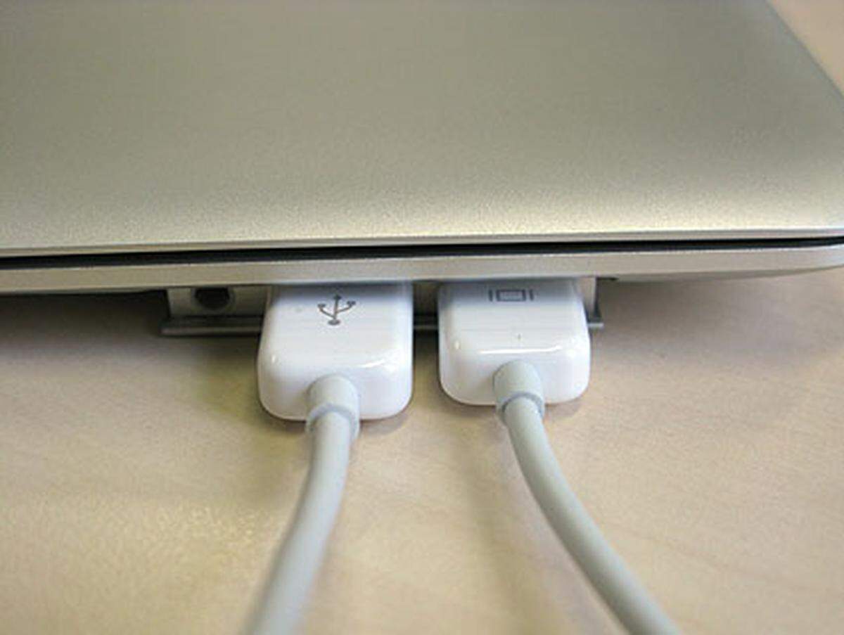 Negativ fällt beim MacBook Air der extrem sparsame Umgang mit Anschlüssen auf: Ein USB-Stecker, ein Micro-DVI und ein Kopfhörer-Ausgang sind alles, was Apple seinen Kunden zugesteht. Alles andere soll per Funk erledigt werden. Wer aber unterwegs mehr als eine Maus an den Rechner hängen will, wird einen Hub einpacken müssen.
