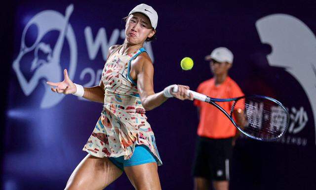In China drischt man wieder auf Tennisbälle ein – und prompt gewinnt die Chinesin Wang Xiyu in Guangzhou ihr erstes Turnier. 