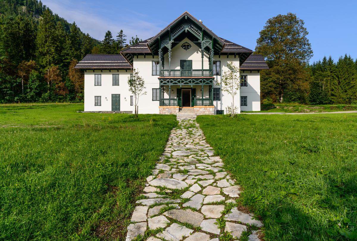 Die ehemalige kaiserliche Jagdvilla am Vorderen Langbathsee in Oberösterreich zählt zu den schönsten und abgeschiedensten Waldimmobilien Österreichs. Erst kürzlich wurde die denkmalgeschützte Immobilie von den Österreichischen Bundesforsten (ÖBf) renoviert.