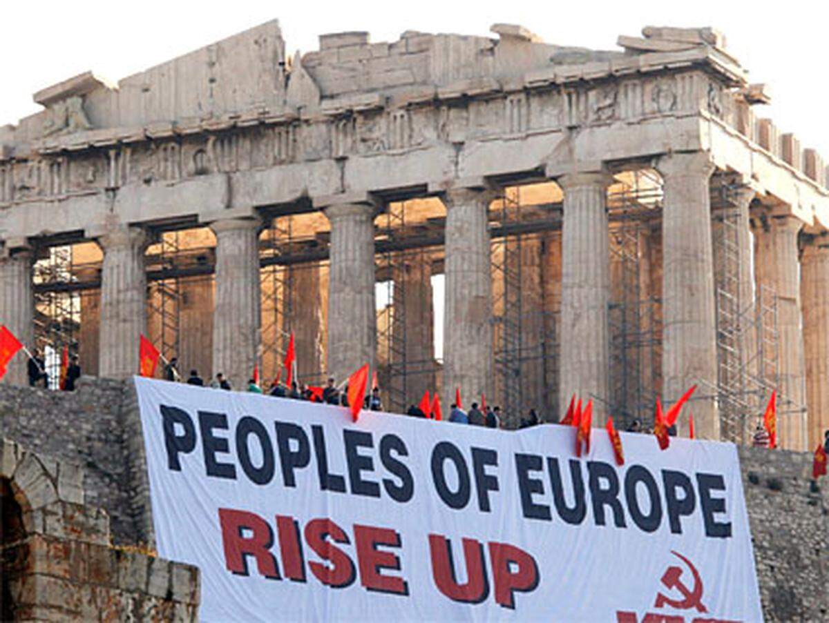 Mitglieder der Kommunistischen Partei Griechenlands (KKE) hängten am Dienstag an der Akropolis zwei Transparente auf, die zum europaweiten Protest gegen staatliche Sparmaßnahmen aufriefen. Auf Griechisch und Englisch heißt es dort: "Völker Europas - Erhebet euch!"