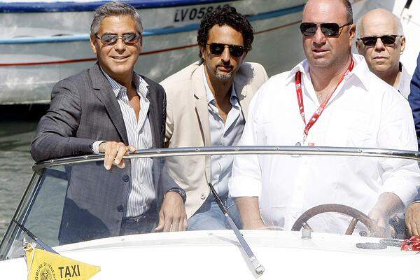 ... per Boot chauffiert. Clooney, chic wie eh und je im maßgeschneiderten Anzug, ist ...