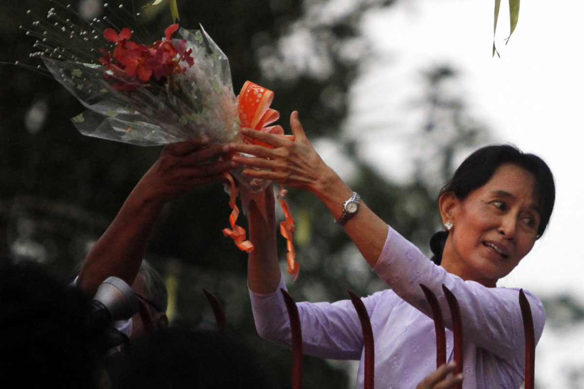 Aung San Suu Kyi wurde von ihren Anhängern euphorisch begrüßt. Sie zeigte sich beim Zaun ihres Anwesens und nahm Geschenke und Glückwünsche entgegen.