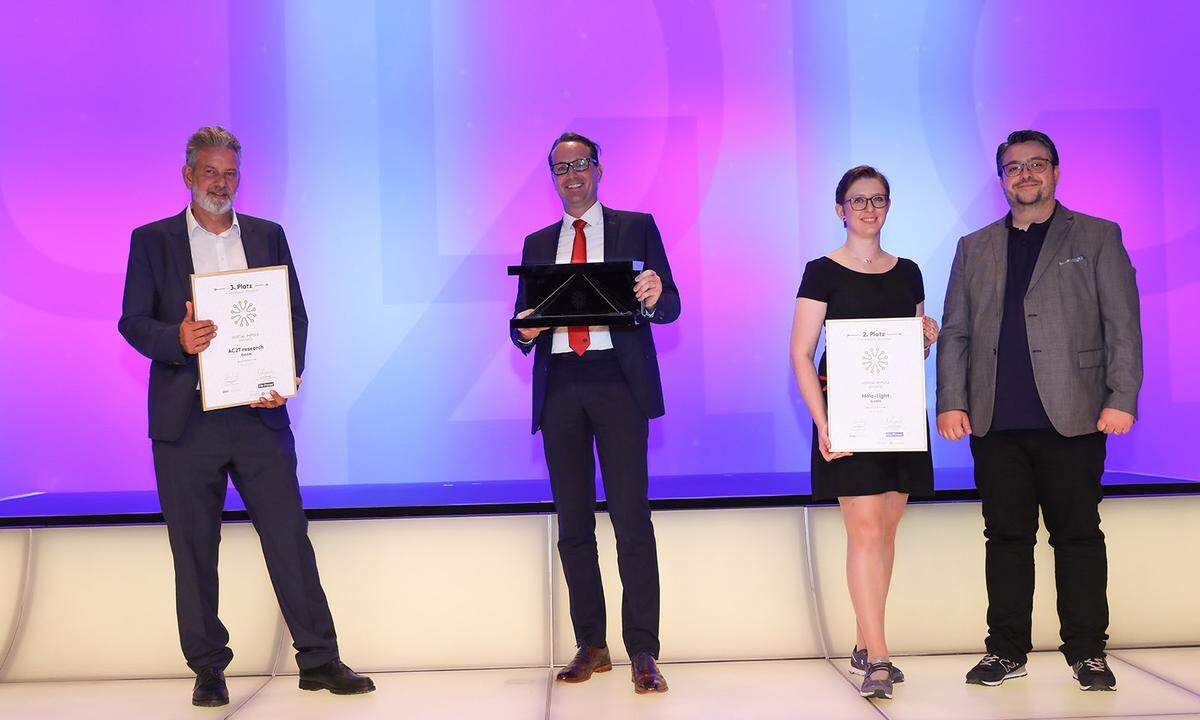 Die Sieger bei Innovation: Franz Pirker, AC2T research GmbH aus Wiener Neustadt und der Mastermind hinter der Industrie-Lösung i-TRIBOMAT zur Charakterisierung von Werkstoffen (l.), Susanne Haspinger und Luis Bollinger von Holo-Light und die Erfinder der neuartigen Engineering-Lösung Augmented Reality Engineering Space (r.) – und Markus Schachner, Rosenbauer E-Technology Development GmbH, der Platz eins für das vernetzte E-Feuerwehrlöschfahrzeug Revolutionary Technology (RT) holte.