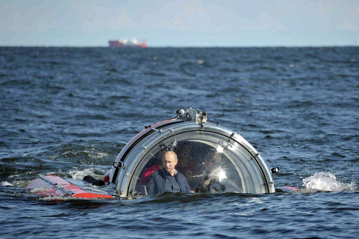 Einst unternahm Putin einen halbstündigen Tauchgang in einer Unterseekapsel, um ein Schiffswrack am Grund des Finnischen Meerbusens zu inspizieren.