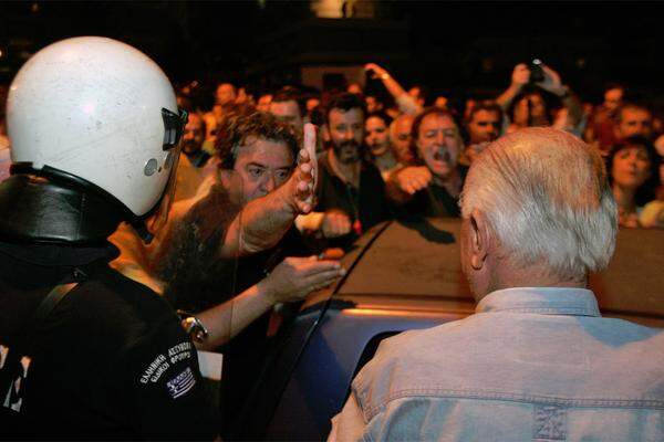 Demonstranten bespuckten und beschimpften bereits mehrmals Abgeordnete des Parlamentes.