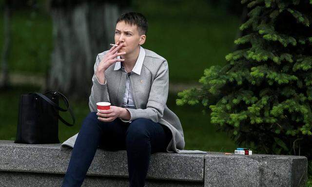 Durchatmen vor dem Auftritt: Ex-Häftling Nadja Sawtschenko mit Morgenkaffee und Zigarette am Dienstag vor der Kiewer Rada.