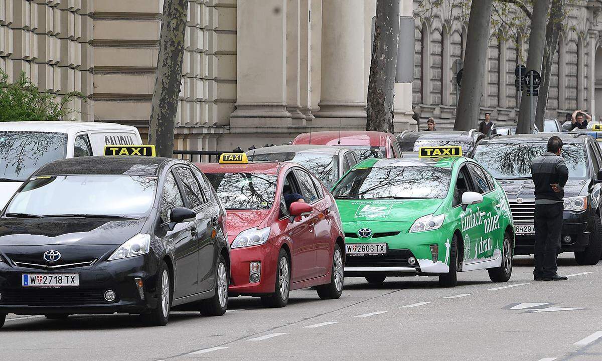 Die Ressortchefin forderte den Bund auf, aktiv zu werden, wobei sie empfahl, entweder eine gemeinsame Regelung für Taxis und Mietwagen zu schaffen oder die beiden Angebote noch genauer zu differenzieren und klarer zu regeln.