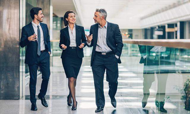 Sich so souverän und selbstbewusst unter den meist männlichen Kollegen zu bewegen fällt vielen weiblichen Managern schwer. Auf Frauen ausgelegte Führungskurse können hier helfen.