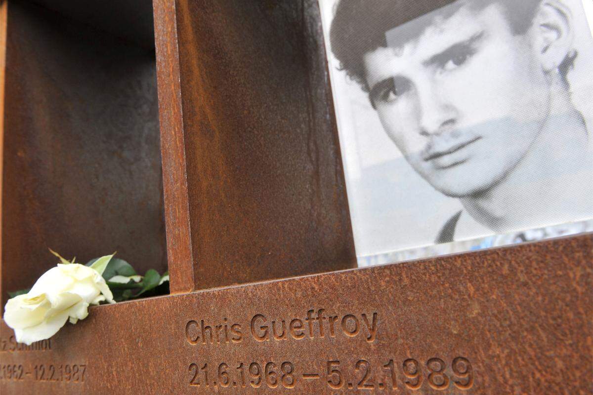 Der Erste, der beim Fluchtversuch an der Mauer getötet wird, ist der 24-Jährige Günter Liftin. Er wird am 24. August erschossen. Letztes Todesopfer ist der 20-jährige Chris Geoffrey.