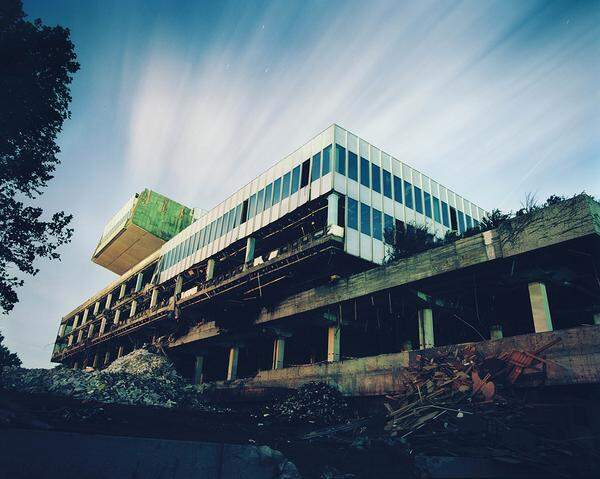 AUA-Gebäude, Oberlaa, 10. Bezirk Die Konzernzentrale der Austrian Airlines in Oberlaa wurde von 1977 bis 1978 errichtet. 2007 verlegt die AUA den Firmensitz auf den Flughafen Wien.