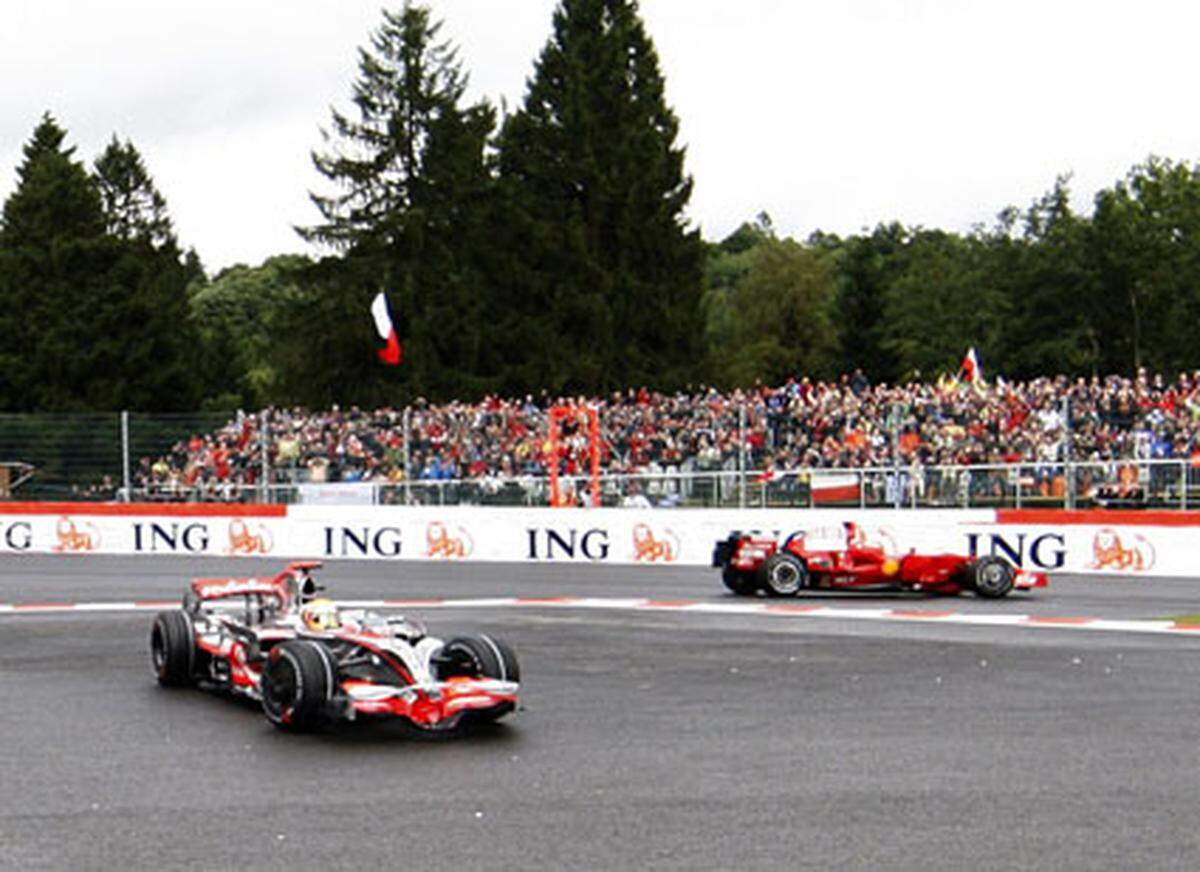 Auf der traditionsreichen Rennstecke im belgischen Spa befindet sich eine der bekanntesten Kurven der Formel 1: die "Mutkurve" "Eau Rouge". Mit bis zu 300 km/h gehen die Fahrer in diese Stelle und müssen dabei Fliehkräften von bis zu 5 g trotzen. 2008 wurde Weltmeister Lewis Hamilton hier per Zeitstrafe der Sieg aberkannt.