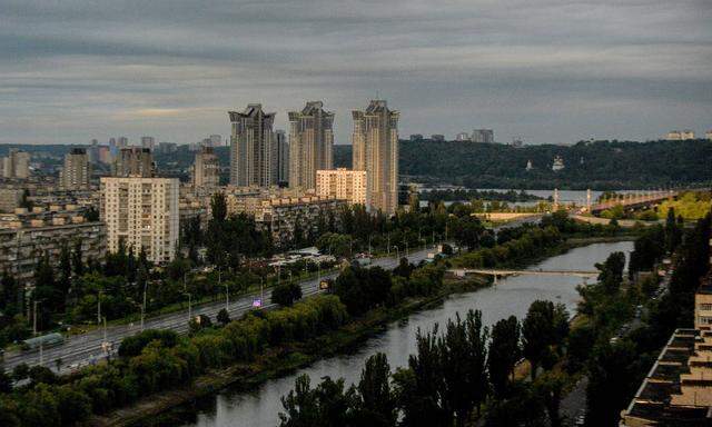 Panoramablick über Kiew im Morgenlicht.