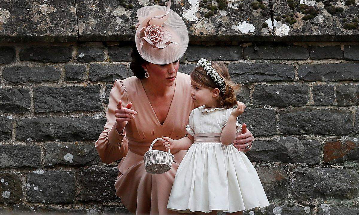 Die jüngsten Mitglieder der "Royal Family" dürfen bei der Zeremonie ebenfalls nicht fehlen. So wird die dreijährige Prinzessin Charlotte aller Wahrscheinlichkeit nach bei der Hochzeit von Prinz Harry und Meghan Markle als Blumenmädchen dabei sein. Erfahrung darin konnte sie bereits im vergangenen Jahr bei der Hochzeit ihrer Tante Pippa Middleton sammeln.