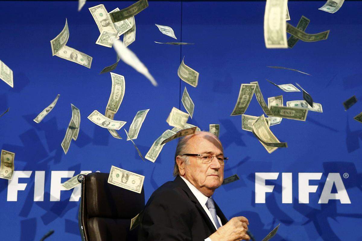 Kein gutes Jahr für FIFA-Boss Sepp Blatter, ein gutes für die Korruptionsbekämpfer. Vor allem jenes Bild aus dem Juli blieb im Gedächtnis, als er bei einer Presskonferenz plötzlich mit falschem Geld beworfen wird. Zahlreiche Korruptionsaffären im Weltfußballverband zwangen Blatter schließlich dazu, nicht erneut für den Vorsitz zu kandidieren, jegliche Schuld oder Mitwisserschaft weist er jedoch zu.