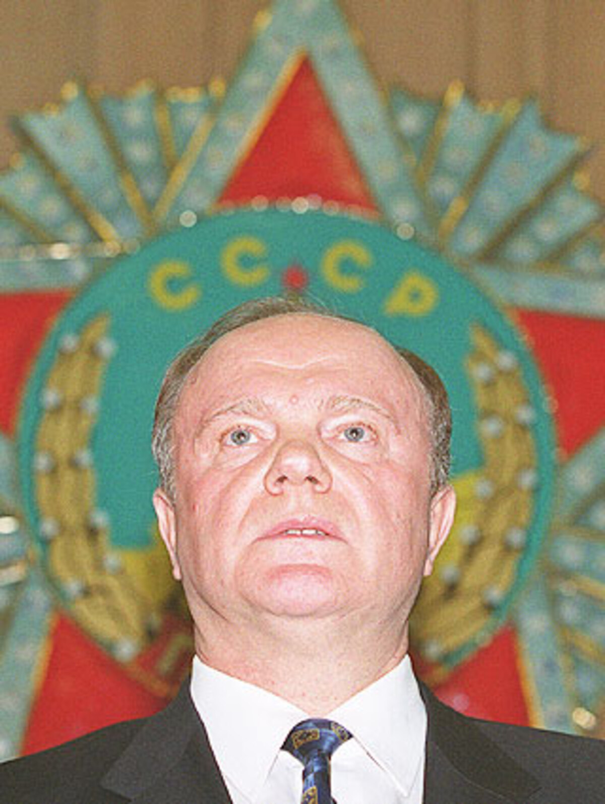 Der 63-Jährige hat eine klassische Karriere im kommunistischen Apparat hinter sich. Der studierte Physiker kandidiert bereits zum dritten Mal nach 1996 und 2000 für das Amt des Präsidenten. Seine Partei regiert Sjuganow diktatorisch. Er selbst sieht seine Chancen realistisch - bei einer Diskussion im April 2007 um die Nachfolge Putins stellte er trocken fest: "Bisher ist Putin der wahrscheinlichste Nachfolger Putins."