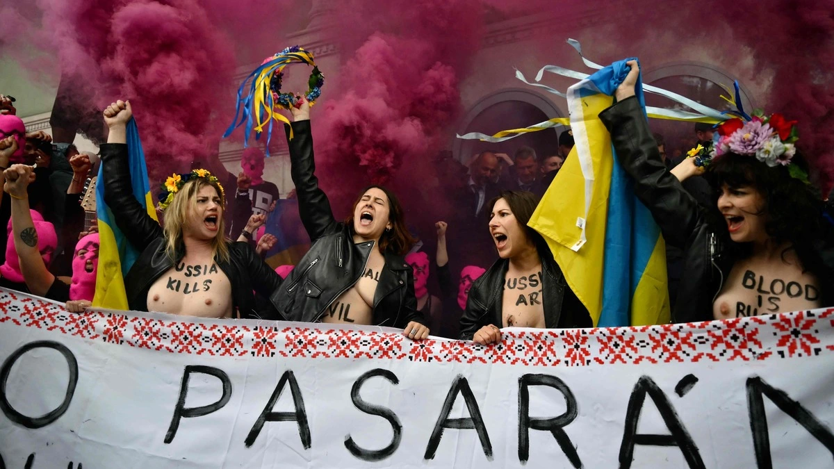 -m-chte-sich-europa-von-russland-missbrauchen-lassen-pussy-riots-belagern-russischen-pavillon-premium