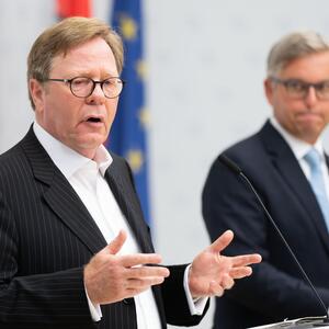 Obmann der Bankensparte in der Wirtschaftskammer (WKÖ) und Erste-Group-Chef Willibald Cernko und Finanzminister Magnus Brunner (ÖVP) wollen Schuldnern unter die Arme greifen.