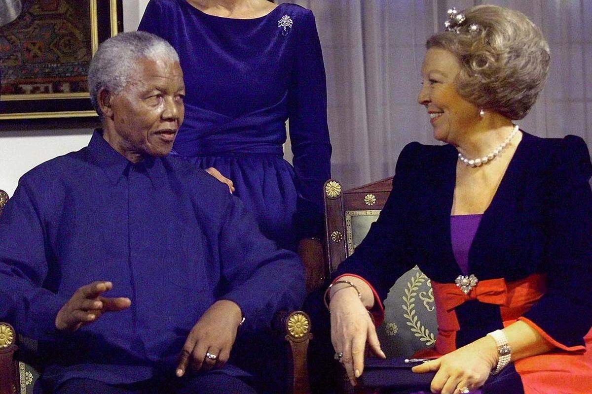 Selbst bei Besuchen in sturmgepeitschten Überschwemmungsgebieten hielt die Föhnfrisur. Für viele ihrer Untertanen war das außerordentlich beruhigend. Solange Beatrix die Haare nicht durcheinandergerieten, konnten die Niederlande noch nicht ernsthaft bedroht sein.Mit dem Friedensnobelpreisträger Nelson Mandela.