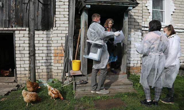 Besuch der russischen Wahlkommission am letzten Tag der Duma-Wahl.