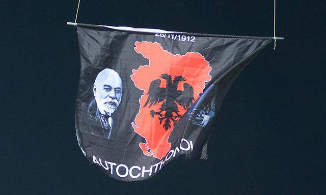 Stein des Anstoßes: Eine Flagge Großalbaniens beim EM-Qualifikationsspiel zwischen Serbien und Albanien.