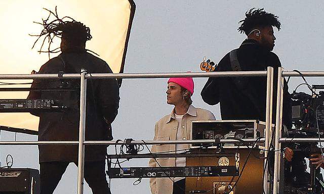 Justin Bieber beim Videodreh Anfang März auf den Hotel Crillon in Paris.