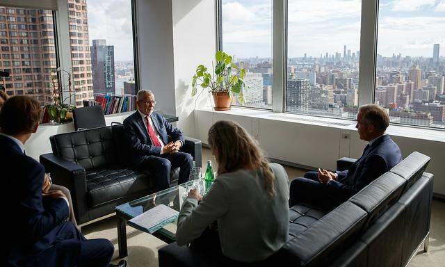 Bundespräsident Van der Bellen im Gespräch mit UNO-Sondergesandten Mark Carney - auf einem Handout-Foto des mitgereisten Fotografen der Bundespräsidentschafts-Kanzlei.