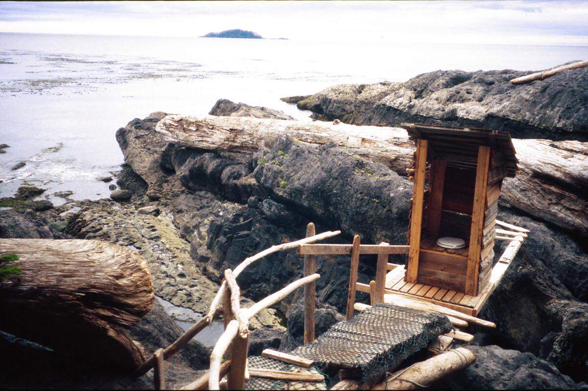 Trotz der sehr isolierten Lage an der Küste von Haida Gwali verfügt diese Toilette in British Columbia, Kanada, über eine automatische Spülung.