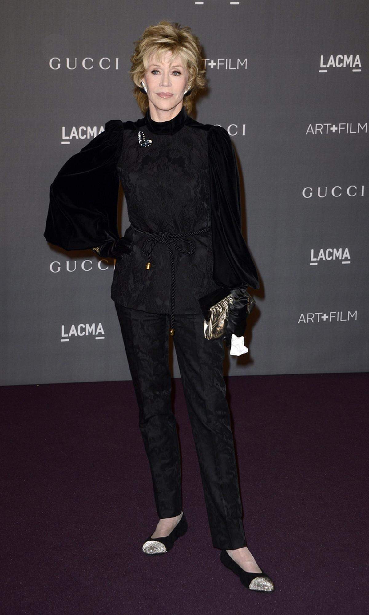 Jane Fonda in einem schwarzen Hosenanzug von Gucci.