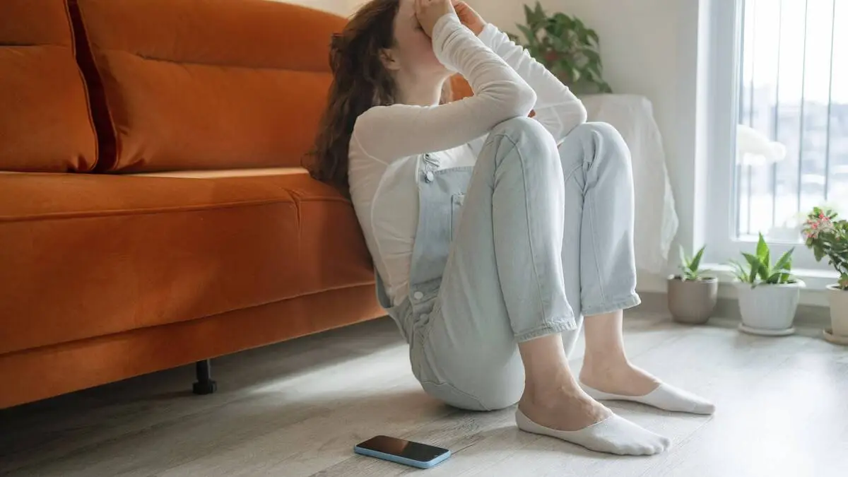 -Ich-bin-Single-und-habe-keine-Freunde-Loneliness-Influencer-machen-Einsamkeit-zum-Trend-premium-
