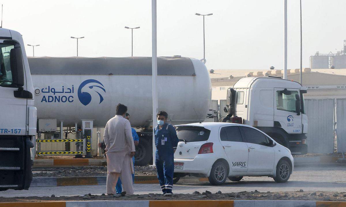 Ein Bild aus der Umgebung des Flughafens von Abu Dhabi von einem Adnoc-Tankwagen.