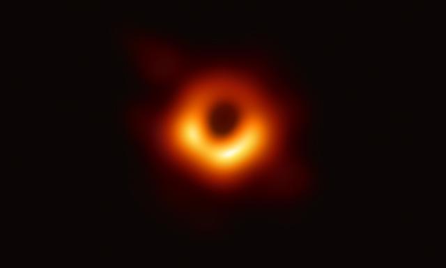 2019 konnte erstmals ein Schwarzes Loch fotografiert werden.
