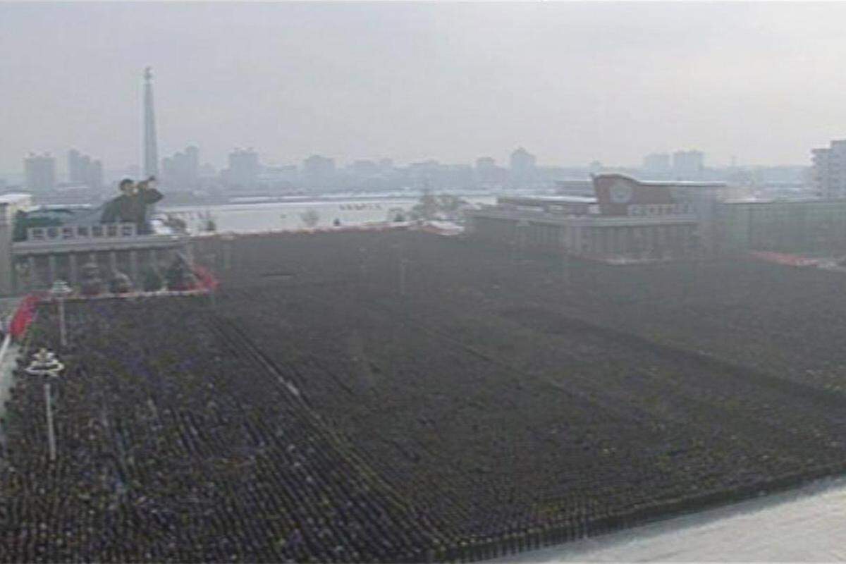 Zehntausende Soldaten und Zivilisten strömten auf den Kim-il-Sung-Platz in der Hauptstadt Pjöngjang.