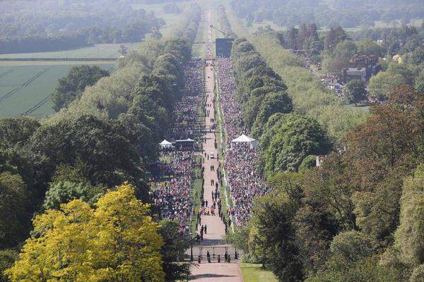 Im Park des Schlosses verfolgten mehr als 2500 geladene Gäste aus der Bevölkerung bei einem Picknick (mit selbst eingepackten Jausenbroten) auf Großbildleinwänden die Zeremonie.