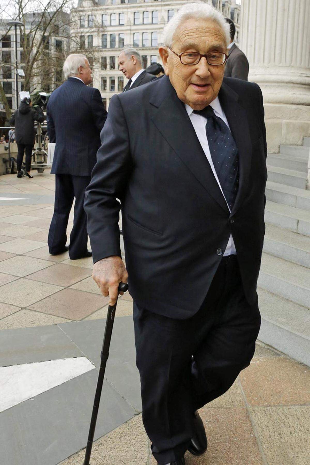 Henry Kissinger machte zu seiner Zeit als mächtigster Außenminister der Welt nicht nur mit Taten, sondern auch mit Worten auf sich aufmerksam. So bezeichnete er die Globalisierung als "nur ein anderes Wort für US-Herrschaft", nannte Macht "das stärkste Aphrodisiakum" und fragte: "Welche Telefonnummer hat Europa eigentlich?" Ein Blick auf den Werdegang des Geheimdiplomaten, Politstars und Nobelpreisträgers. 