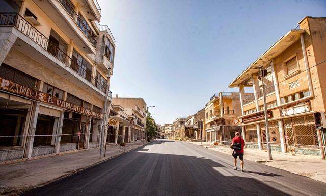 TOPSHOT-RUINE. Famagusta, insbesonders das Strandviertel, war mit 100 Hotels und 10.000 Betten in den frühen Siebzigerjahren ein Symbol des blühenden zyprischen Tourismus.-TURKEY-POLITICS-VAROSHA