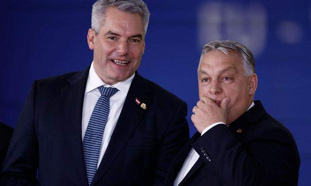 Ungarns Ministerpräsident Orbán hat es mit der Bank OTP vorgemacht, nun folgt ihm Kanzler Nehammer und hemmt wegen Raiffeisen neue EU-Maßnahmen gegen den Kreml.