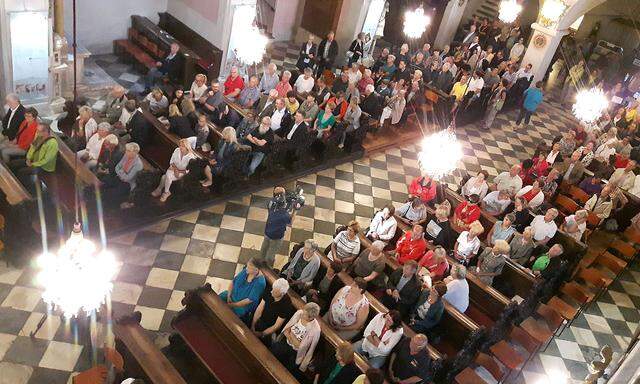 Wetterbedingt versammelten sich die protestierenden Gläubigen im Klagenfurter Dom.