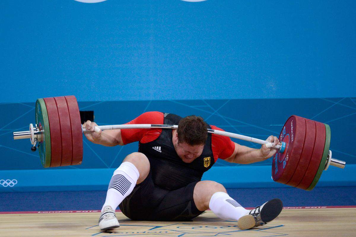 Sportlich sorgte Matthias Steiner bei den Olympischen Spielen 2012 wieder für Aufregung: Der Titelverteidiger im Superschwergewicht wurde von der im Reißen nicht bewältigten 196-Kilo-Hantel im Nacken getroffen und musste ins Krankenhaus. Der 29-Jährihe wurde nicht schwer verletzt, den Titel als stärkster Mann der Welt schnappte ihm der iranische Topfavorit Behdad Salimikordasiabi weg.