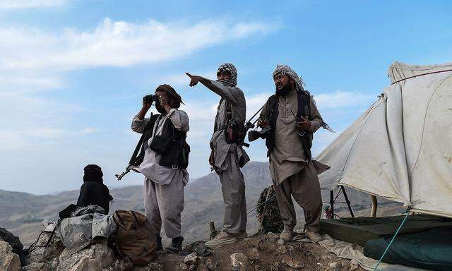 Warten auf den Feind. Afghanische Milizionäre beobachten auf ihrem Außenposten die Bewegungen der Taliban.