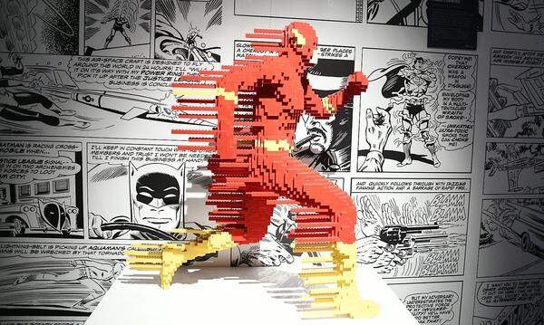 Vor mehr als zehn Jahren hat er die beliebten Spielsachen professionell wiederentdeckt und damit begonnen, aus farbenfrohen Plastikteilen Werke rund um die DC Superhelden und Bösewichte zusammenzustecken.  Im Bild die Figur "Der Rote Blitz" (Flash Forward).